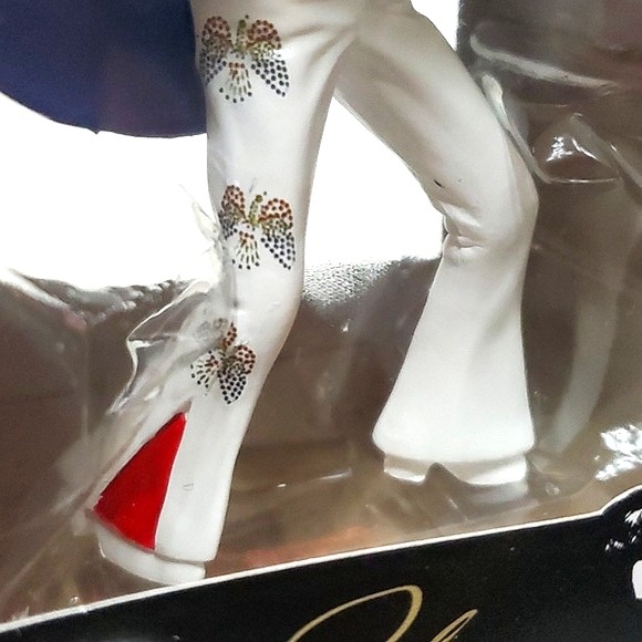 Elvis Presley On Tour 1972 White Caped and Jumpsuit with Red Scarve Keepsake… - Picture 12 of 13